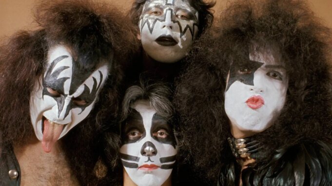 吉恩·西蒙斯 (Gene Simmons) 回憶起《Kiss》中的艾斯·弗雷利 (Ace Frehley) 飾演的“永恆的搖滾戰士”| mtgamer.com