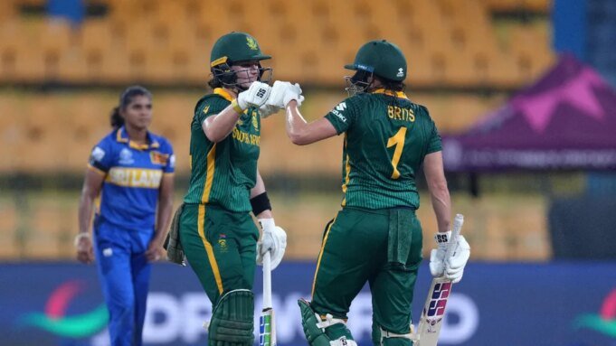 2025 年女足世界  Laura Wolvaardt of South Africa celebrates with team mate Tazmin Brits following victory in the ICC Women