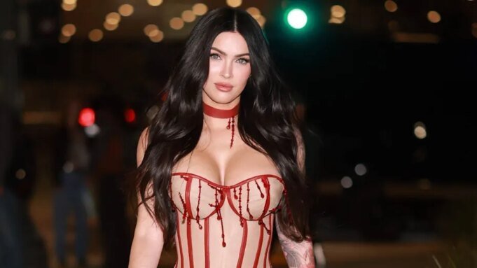 梅根·福克斯 (Me 梅根·福克斯 (Megan Fox) 在三月份生完孩子後罕見地穿著血腥連衣裙公開露面| mtgamer.com
