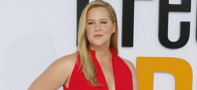 艾米·舒默 (Amy Schumer) 獲得鮮花，修剪後的身材繼續引人注目| mtgamer.com