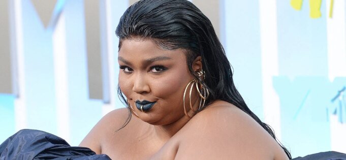 Lizzo 在《Vo Lizzo 在《Vogue World》餘興派對上身著別緻的銀色連衣裙,展示了她令人難以置信的減肥轉變| mtgamer.com