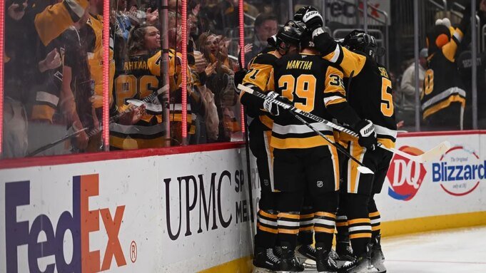 NHL 球迷在企鵝隊 NHL 球迷在企鵝隊比賽期間從上層大廳墜落| mtgamer.com