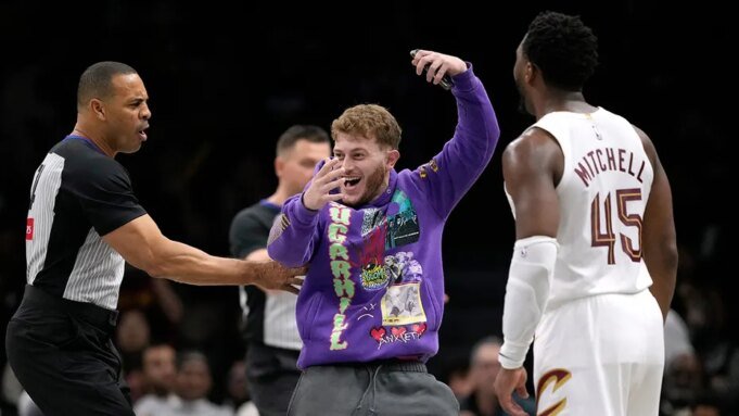 一名球迷在 NBA 一名球迷在 NBA 比賽期間衝進球場,想要與騎士隊球星多諾萬·米切爾合影| mtgamer.com