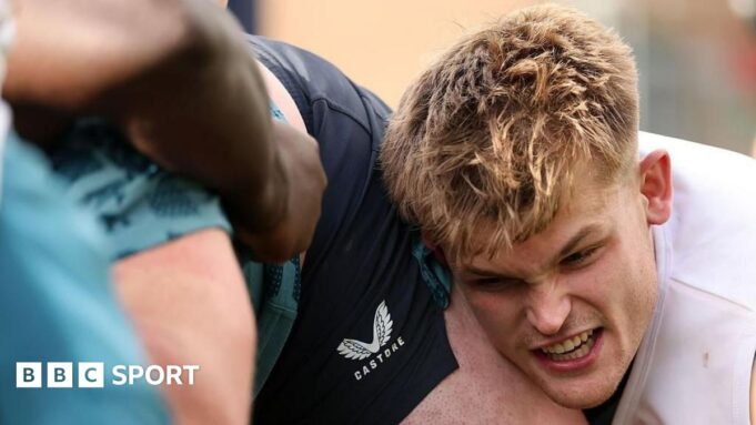 “令人難以置信的”P Guy Pepper carries the ball against Argentina