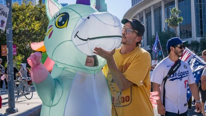 佩德羅·帕斯卡出現在洛杉磯“無國王”集會上嘲笑特朗普| mtgamer.com