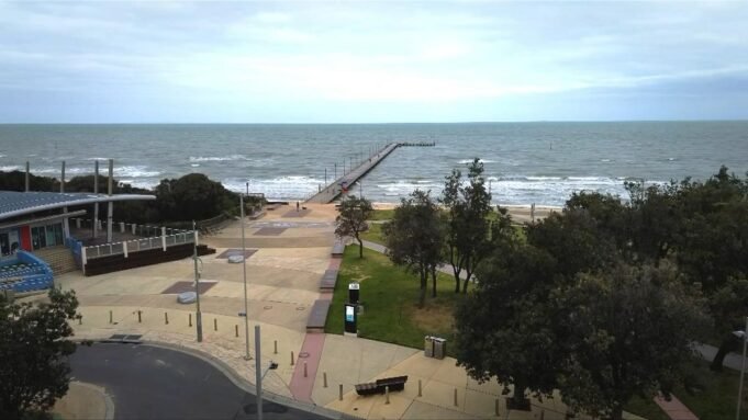 兩名男子在弗蘭克斯頓 兩名男子在弗蘭克斯頓海灘的波濤洶湧的大海中試圖拯救一名學習衝浪的朋友時溺水身亡| mtgamer.com