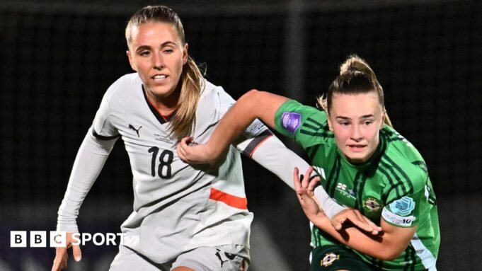 冰島與北愛爾蘭的比賽 Emily Wilson in action for Northern Ireland
