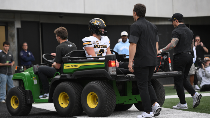 博·普里布拉受傷：密蘇里州四分衛在對陣范德比爾特隊的比賽中腳踝受傷，預計將缺席常規賽剩餘比賽| mtgamer.com