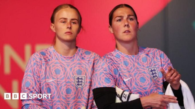 Hannah Hampton (left) and Mary Earps