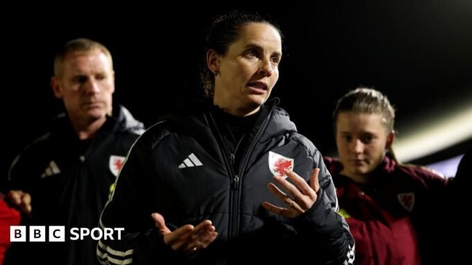 國家聯賽B為威爾士帶 Rhian Wilkinson speaks to her players after the Poland loss