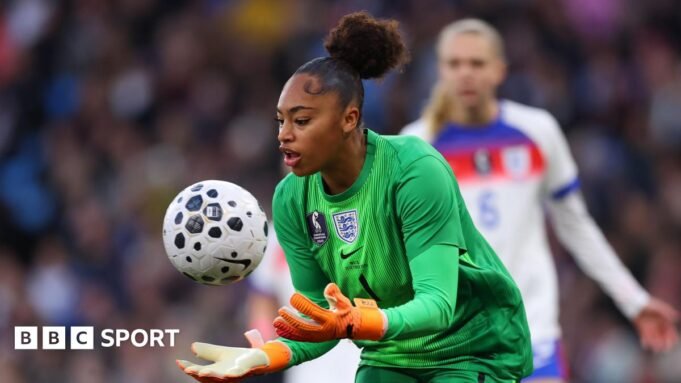 基廷的英格蘭首秀和勒 Khiara Keating catching the football on her England debut