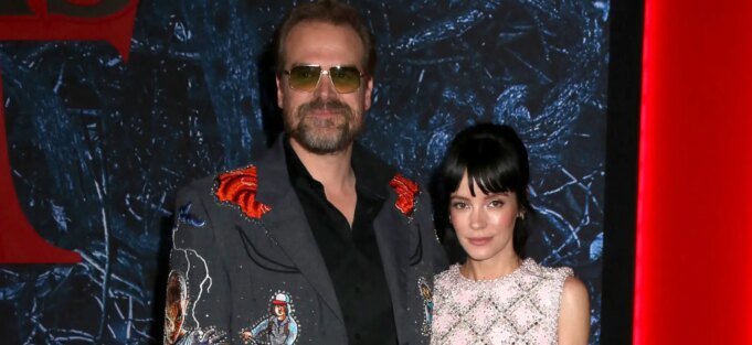 大衛·哈伯 (David Harbour) 兼任繼父，莉莉·艾倫 (Lily Allen) 助長復仇專輯中的作弊困境| mtgamer.com