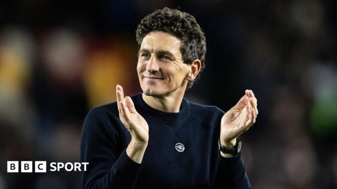 安德魯斯如何為布倫特 Keith Andrews applauding