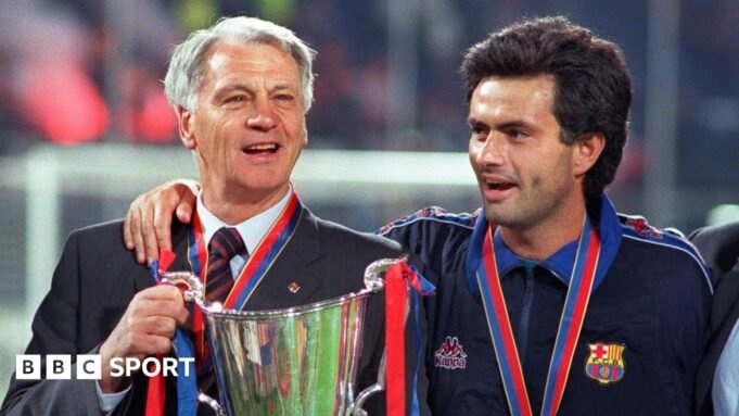 “小喜鵲”——穆里尼 Jose Mourinho looks around St James