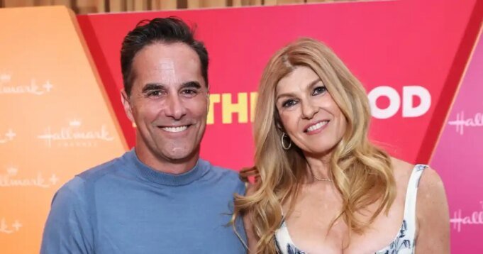 康妮·布里頓 (Co 康妮·布里頓 (Connie Britton) 和大衛·溫莎 (David Windsor) 約會近 6 年後訂婚| mtgamer.com