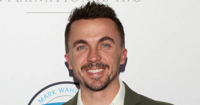 弗蘭基·穆尼斯 (F 弗蘭基·穆尼斯 (Frankie Muniz) 分享了重啟版《馬爾科姆一家》的新面貌。| mtgamer.com