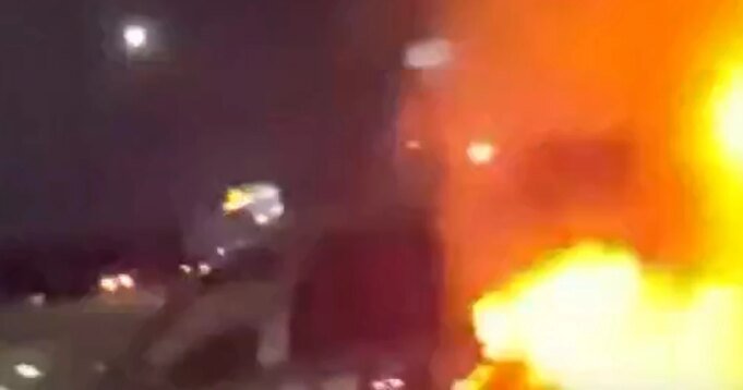 德克薩斯州警察從燃燒 德克薩斯州警察從燃燒的汽車中救出一名婦女| mtgamer.com