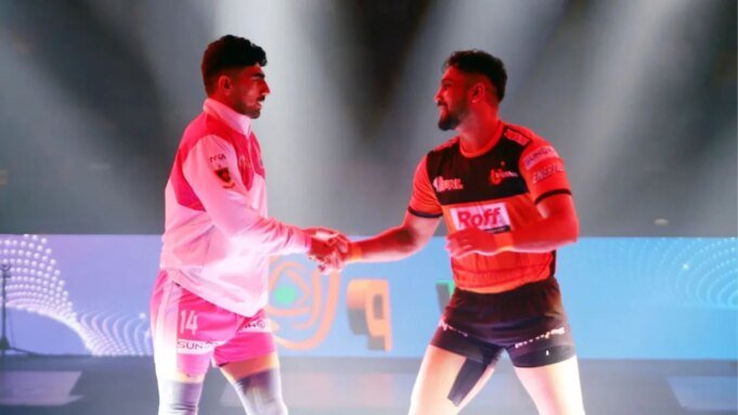 “我們需要根據情況制 U Mumba skipper Sunil Kumar (R) before the game (Image Credits: PKL)