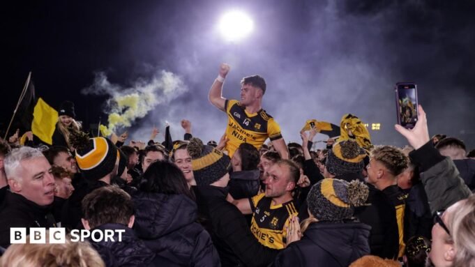 拉夫馬克羅里 (Lo Ruairi McCullagh celebrates winning the Tyrone title with fans on the Healy Park pitch.