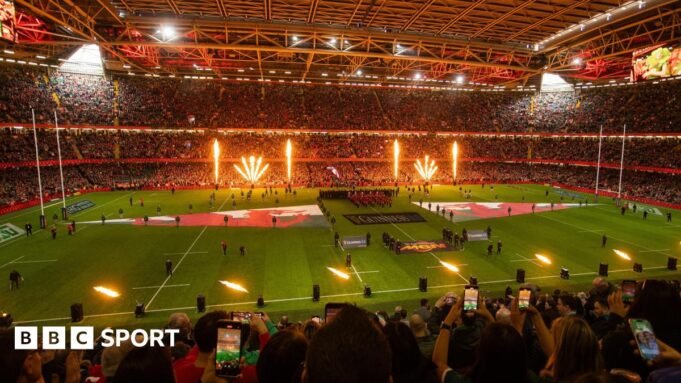 改組在威爾士橄欖球中 Fireworks inside the Principality Stadium full of fans