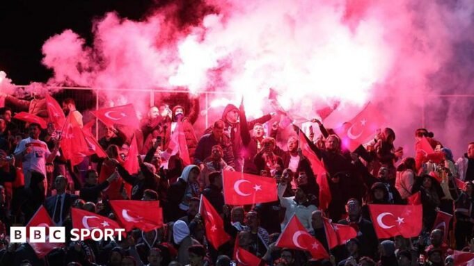 數百名土耳其官員被發 Football fans in Turkey