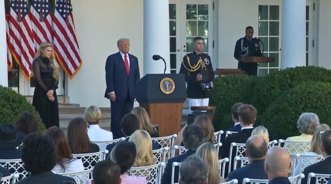 查理·柯克榮獲總統自由勳章| mtgamer.com