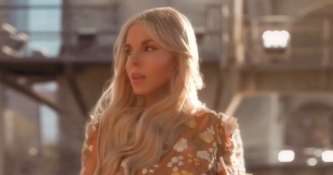 比利·雷·賽勒斯 ( 比利·雷·賽勒斯 (Billy Ray Cyrus) 的前 Firerose 發誓要在新的音樂篇章中“再次崛起”。| mtgamer.com