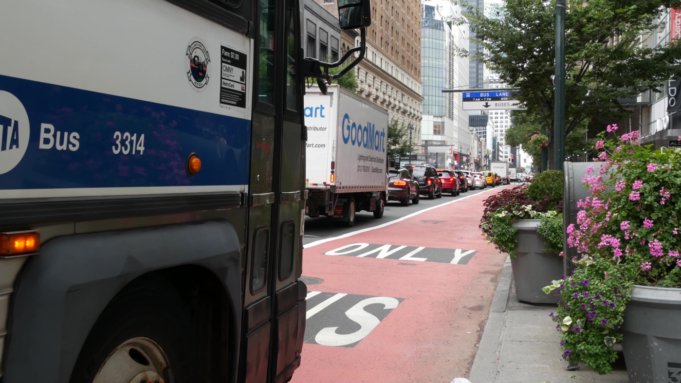 特朗普對紐約市發起最 特朗普對紐約市發起最新攻擊,聯邦命令停止 34 街公交車道的施工| mtgamer.com