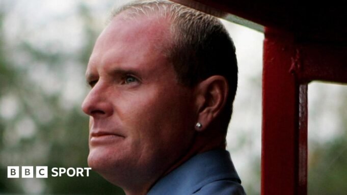 當 Gazzaman Paul Gascoigne in the dugout at Kettering Town