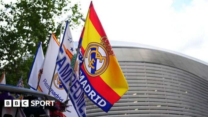 皇馬因超級聯賽的決定 A row of Spain and Real Madrid flags fly in front of the Bernabeu stadium