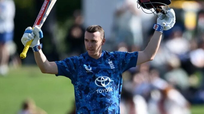 純粹的本能還是精心策 Harry Brook celebrates ODI century in New Zealand