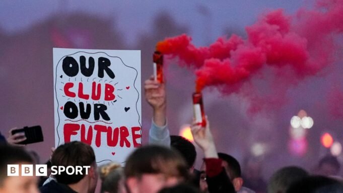 索爾福德暫停清盤申請 Salford Red Devils hold a fan protest during the tail end of the 2025 Super League season
