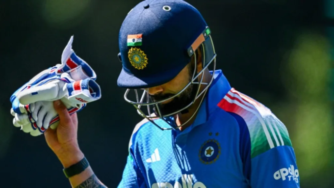 維拉·科利 (Vir Virat Kohli walks back after his duck v Australia