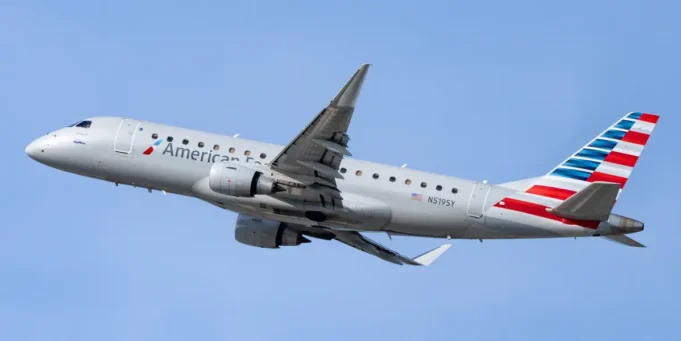 美國航空公司的一架飛 美國航空公司的一架飛機因飛行員誤以為有人試圖闖入駕駛艙而緊急迫降。| mtgamer.com
