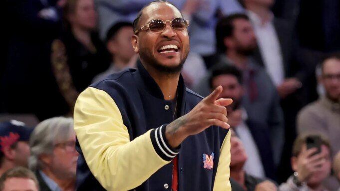 “自 2003 年以 NBA fans in splits as Carmelo Anthony rocks "podcast" outfit for NBC broadcast debut. (Photo: IMAGN)