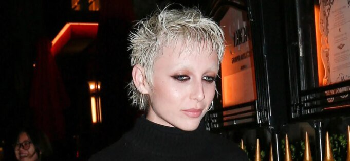 艾瑪·張伯倫 (Emma Chamberlain) 奇怪的廁所照片讓粉絲問：“你還好嗎？”| mtgamer.com