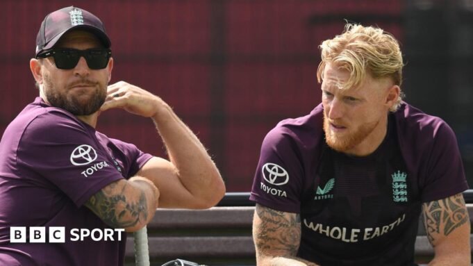 英格蘭隊對灰燼杯的準 England coach Brendon McCullum (left) and Test captain Ben Stokes (right)