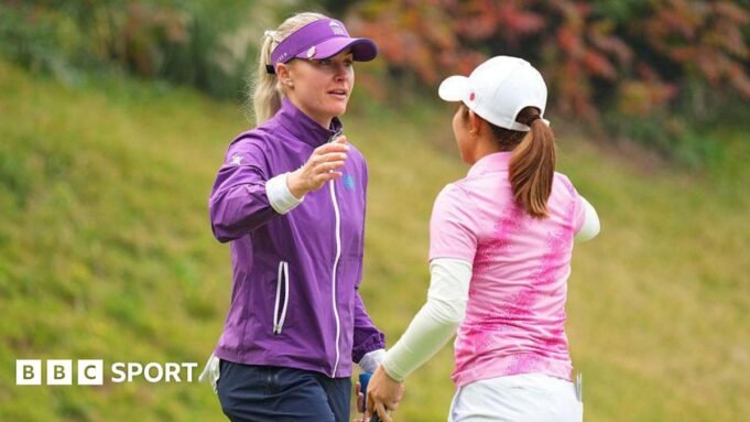 赫爾幫助世界隊獲得團 Charley Hull hugs Ayaka Furue