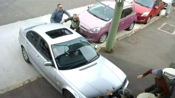 閉路電視攝像機捕捉到 閉路電視攝像機捕捉到了一輛汽車撞向坐在悉尼萊卡特一家咖啡館外的一對老年夫婦的瞬間。| mtgamer.com