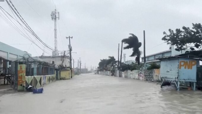 開車穿過金斯敦被洪水淹沒的街道| mtgamer.com