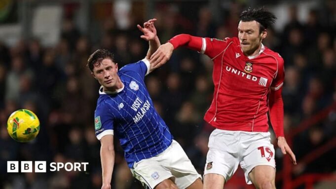 防守問題和快樂譚—— Cardiff City defender Will Fish (L) battles with Wrexham striker Kieffer Moore (R)