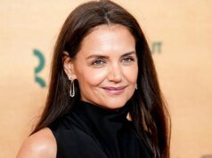 凱蒂·霍爾姆斯 (Katie Holmes) 的 Rich Mom 運動鞋售價 895 美元,亞馬遜同款運動鞋售價 23 美元
| mtgamer.com 凱蒂·霍爾姆斯 (Katie Holmes) 的 Rich Mom 運動鞋售價 895 美元,亞馬遜同款運動鞋售價 23 美元
| mtgamer.com