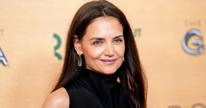 凱蒂·霍爾姆斯 (Katie Holmes) 的 Rich Mom 運動鞋售價 895 美元，亞馬遜同款運動鞋售價 23 美元
| mtgamer.com