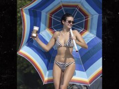 妮娜·杜波夫 (Nina Dobrev) 脫下斑馬紋比基尼參加感恩節海灘日
| mtgamer.com 妮娜·杜波夫 (Nina Dobrev) 脫下斑馬紋比基尼參加感恩節海灘日
| mtgamer.com