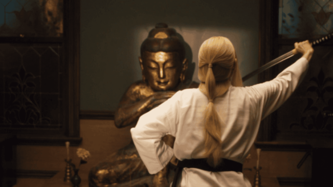 Netflix 的 R 級喜劇充滿歡樂的暴力和超現實的全明星笑聲
| mtgamer.com