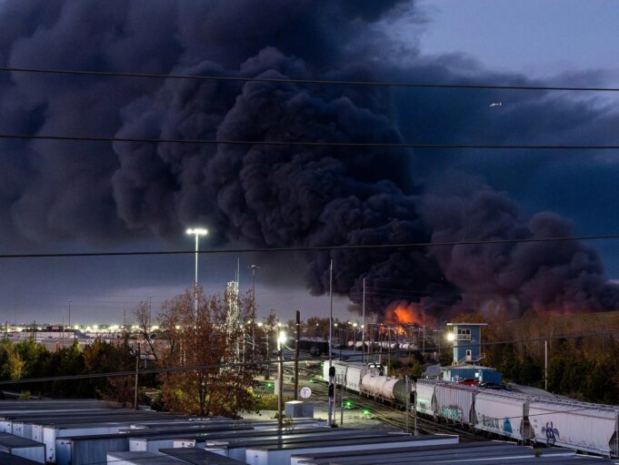 一架UPS貨機在美國路易斯維爾機場墜毀，造成至少三人死亡| mtgamer.com