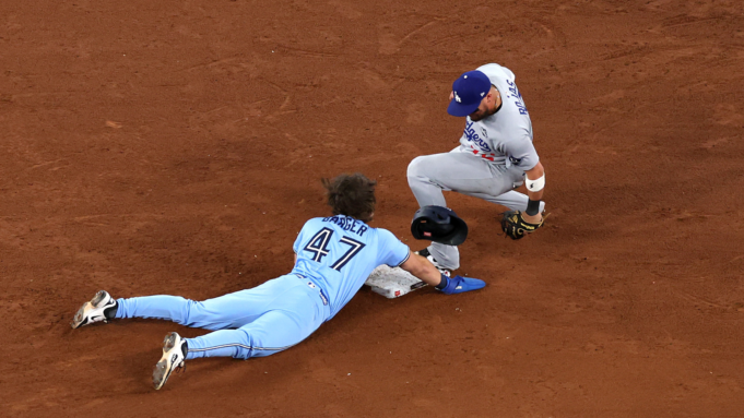 世界大賽第六場第九局 世界大賽第六場第九局狂野下半場的破壞迫使道奇隊與藍鳥隊進行第七場比賽。| mtgamer.com