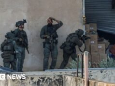 以色列軍隊在兩名看似投降的巴勒斯坦人後將其擊斃
| mtgamer.com 以色列軍隊在兩名看似投降的巴勒斯坦人後將其擊斃
| mtgamer.com