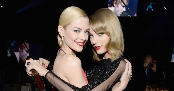 傑米·金對泰勒·斯威 傑米·金對泰勒·斯威夫特的小教母與特拉維斯·凱爾斯訂婚的反應| mtgamer.com