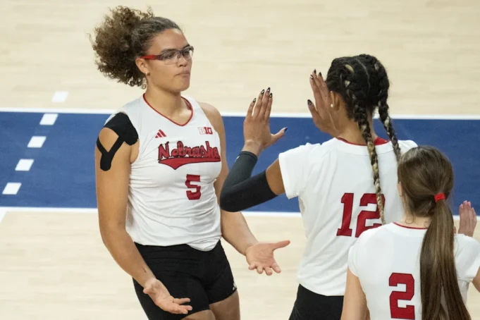 內布拉斯加州排球隊戰勝俄亥俄州立大學，結束了不敗賽季
| mtgamer.com